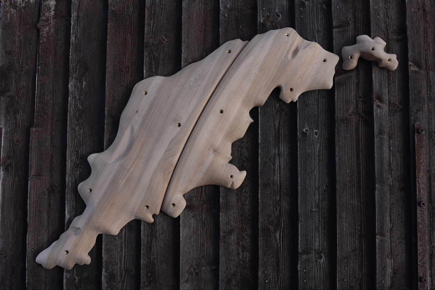 Photo of a custom hold crafted by Ädellöv, shaped like Gotland. Created for a custom order made by Visby Klätterklubb, our local gym.